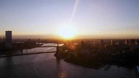 Luftaufnahme-Zum-Sonnenaufgang-über-Dumbo,-Essighügel-Und-Williamsburg-Von-New-York