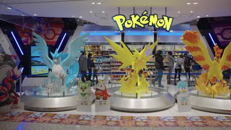 Legendäres-Vogel-Pokémon-Trio-Im-Pokémon-Center-Ausgestellt