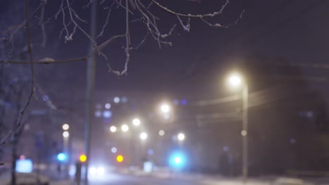 Winterliche-Straßenlaterne-Bei-Nacht,-Gründeraufnahme-Der-Verschneiten-Stadt,-Unscharfer-Hintergrund