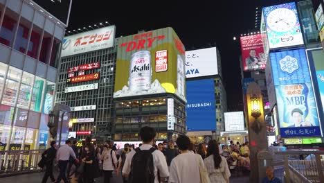 Gente-Disfrutando-De-La-Vida-Nocturna-De-Osaka-Dotonbori-Y-El-área-De-Shinsaibashi