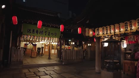 Templo-Hozenji-En-Osaka-Por-La-Noche-Durante-El-Festival-Obon-De-Verano
