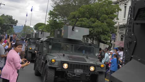 Gepanzerte-Militärfahrzeuge-Ziehen-Während-Der-Feierlichkeiten-Zum-Unabhängigkeitstag-Des-Landes-Durch-Die-Straßen-Der-Stadt-San-Salvador