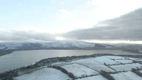 Vista-Espectacular-De-Los-Lagos-De-Bendición-Y-Las-Montañas-De-Wicklow-Durante-El-Invierno-Al-Atardecer-En-Irlanda