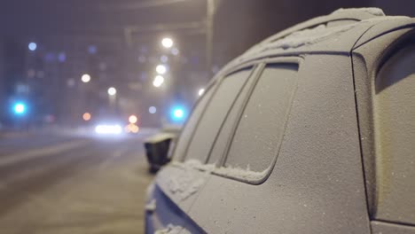 Gefährliches-Fahren-In-Der-Winterstraße,-Frostige-Verschneite-Nacht,-Nahaufnahme-Des-Geparkten-Autos