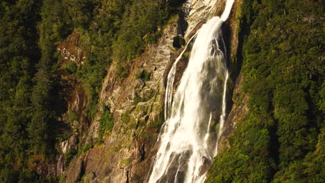 Nahaufnahme-Einer-Statischen-Aufnahme-Von-Lady-Bowens-Falls,-Milford-Sound