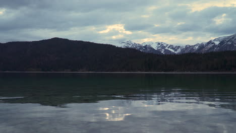 Tranquilo-Y-Tranquilo-Lago-Eibsee,-Agua-Clara-Y-Ondulante-Bajo-Los-Alpes,-Bosque,-Cordillera,-Baviera