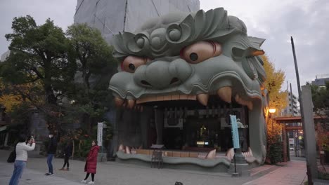 Giant-Lion-Head-at-Namba-Yasaka-Shrine-in-Central-Osaka