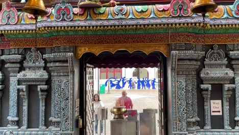 Blick-Nach-Unten-Auf-Anhänger,-Die-Vor-Dem-Sri-Krishnan-Tempel-Beten,-Einem-Hindu-Tempel-In-Der-Waterloo-Street,-Bugis,-Singapur