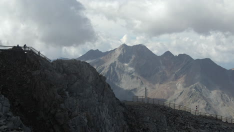 Luftdrohnenaufnahme-Eines-Verschwindenden-Gletschers-In-Den-Dolomiten-Italiens
