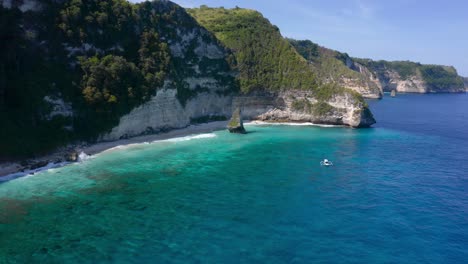 Luftaufnahme-Der-Zerklüfteten-Küste-Einer-Wunderschönen-Indonesischen-Insel-An-Einem-Sonnigen-Tag