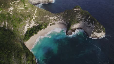 Acantilado-T-rex-En-Kelingking-Beach-Nusa-Penida-Con-Agua-Azul---Antena