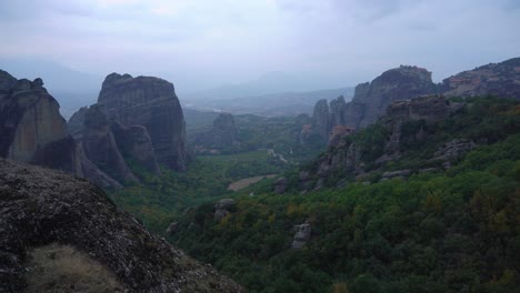 Exuberante-Vegetación-En-La-Base-De-La-Formación-Rocosa-De-Meteora-En-Grecia-Con-Monasterios-Ortodoxos