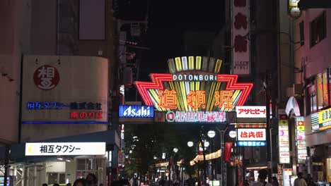 Dotonbori-Neonlichttor-Nachts-In-Der-Innenstadt-Von-Osaka