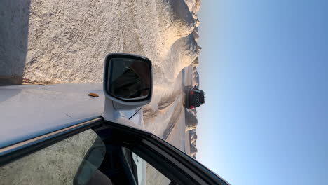 Vertikales-Off-Road-4x4-Jeep-Auto,-Das-Die-Weiße-Wüste-In-Ägypten-Durchquert,-Abenteuerreise-Top-Reiseziel