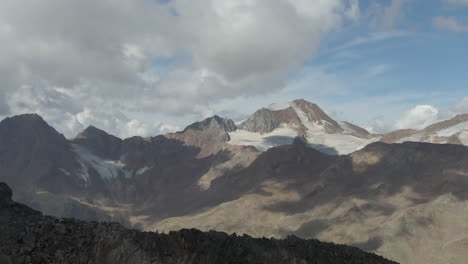 Luftdrohnenaufnahme-Eines-Verschwindenden-Gletschers-In-Den-Dolomiten-Italiens