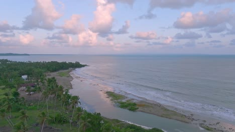 Luftaufnahme-Des-Schönen-Strandes-Von-Miches-Resort-Am-Morgen-In-Der-Dominikanischen-Republik