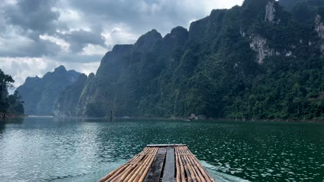Bambusfloßboot,-Das-Entlang-Des-Sok-Flusses-Im-Khao-Sok-Nationalpark,-Südthailand,-Schwimmt