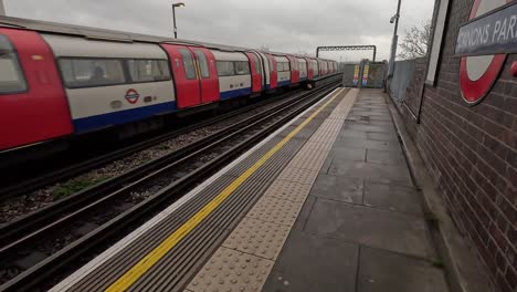 12-December-2022---Southbound-Jubilee-Line-Train-Departing-Canons-Park-Train-Station