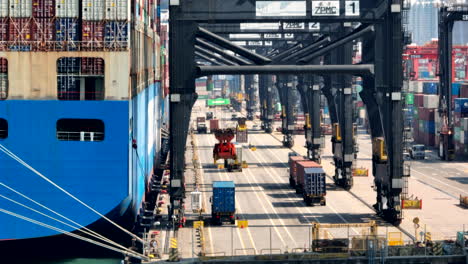Mehrere-Containerkräne-Beim-Verladen-Eines-Riesigen-Schiffs,-Das-Im-Industriehafen-Von-Hongkong-Vor-Anker-Liegt