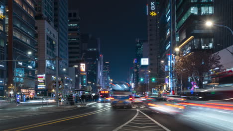 Zeitraffer-Des-Geschäftigen-Nachtverkehrs-In-Seoul-Im-Bahnhofsviertel-Gangnam-In-Der-Innenstadt