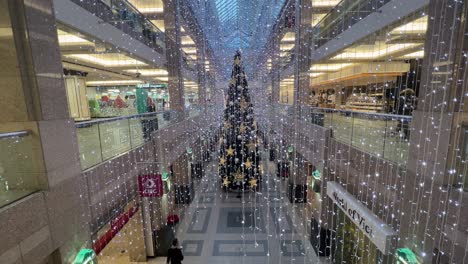 Calgary,-Alberta---20.-Dezember-2022:-Im-Atrium-Eines-Einkaufszentrums-In-Der-Innenstadt-Mit-Einem-Riesigen-Weihnachtsbaum-Und-Ausgestellten-Lichtern