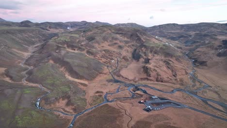 Panorama-Aéreo-Del-Valle-De-Reykjadalur-Con-Aguas-Termales-En-El-Sur-De-Islandia