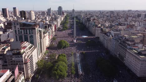 Argentine-people-celebrating-final-victory-of-soccer-World-Cup-2022-in-9th-July-Avenue,-Buenos-Aires