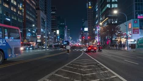 Gangnam-Main-Street-Traffic-Timelapse-Bei-Nacht-Im-Stadtzentrum-Von-Seoul---Zoomen