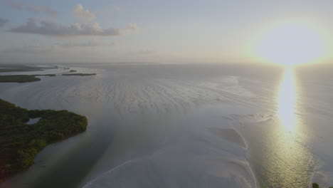 Drone-Shot-Vista-De-La-Isla-De-Agua-De-La-Playa