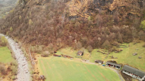 Fliegen-Sie-über-Den-Fluss-Maggia-In-Der-Nähe-Des-Dorfes-Cevio-Mit-Herbstlichen-Waldbergen-In-Der-Schweiz
