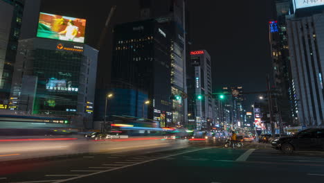 Nachtverkehr-Im-Zeitraffer-Auf-Der-Gangnamdaero-Kreuzung-In-Der-Nähe-Der-Gangnam-Station-Gangnam-gu,-Seoul,-Südkorea---Zoom-Out-Effekt