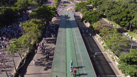 Leute,-Die-Auf-Das-Dach-Der-Bushaltestelle-Klettern,-Während-Sie-Den-Sieg-Bei-Der-Weltfußballmeisterschaft-2022-Feiern,-Buenos-Aires-In-Argentinien
