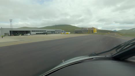 Flugzeug,-Das-Am-Terminalgebäude-Des-Flughafens-Vágar-Auf-Den-Färöer-Inseln-Ankommt