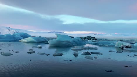 Icebergs-En-La-Laguna-Del-Glaciar-Jokulsarlon-Al-Amanecer-En-El-Sur-De-Islandia