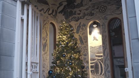 árbol-De-Navidad-Decorado-A-La-Entrada-Del-Paraíso-Azul-En-Kinsale,-Irlanda