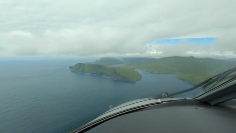 Punto-De-Vista-Del-Piloto-Desde-La-Cabina-De-Un-Avión-Que-Se-Acerca-Para-Aterrizar-En-El-Aeropuerto-De-Vagar,-Islas-Feroe
