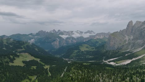 Schiebedrohnenaufnahmen-Zeigen-Einen-Panoramablick-Auf-Die-Felsigen-Berge-In-Den-Dolomiten-Südtirols