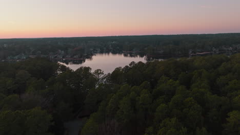 Luftaufnahmen-Eines-Sees-Bei-Sonnenuntergang-In-North-Carolina