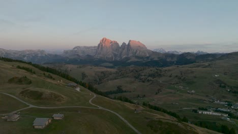 Vuelo-De-Drones-Sobre-Un-Valle-En-La-Cordillera-De-Los-Dolomitas-En-Tirol-Del-Sur