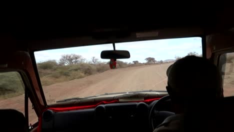 Lokaler-Tansanischer-Safariführer,-Der-Ein-4x4-Auto-Auf-Einer-Unbefestigten-Und-Holprigen-Straße-Fährt