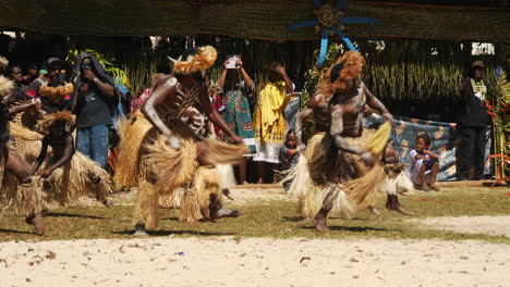 Stammes-Tänzer-Treten-Auf,-Um-Den-Neuen-Häuptling-Der-Insel-Der-Kiefern-Vorzustellen---Zeitlupe