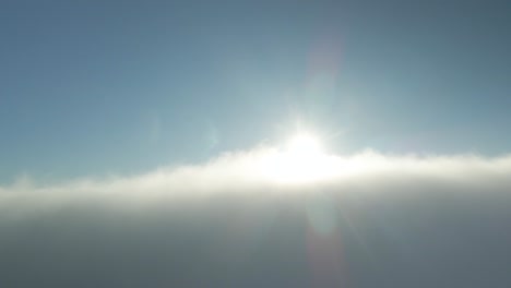 Volando-Sobre-Nubes-Iluminadas-Por-El-Sol-Durante-La-Tarde-En-Irlanda