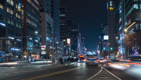 Seoul-City-Gangnam-Boulevard-Nachtverkehr-Hyperlapse-Mit-Vielen-Autos,-Die-Sich-Im-Winter-Auf-Beiden-Seiten-Bewegen