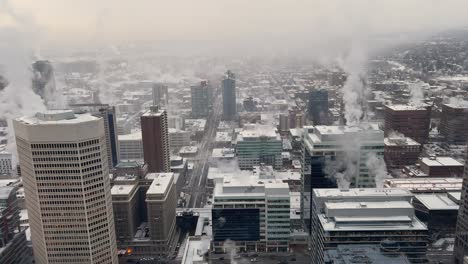 Calgary,-Alberta---20.-Dezember-2022:-Blick-Auf-Wolkenkratzer-Im-Stadtkern-An-Einem-Eiskalten-Und-Verschneiten-Wintertag