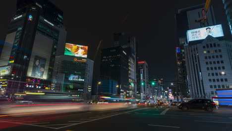 Gangnam-Boulevard-Crossroads-Timelapse-De-Tráfico-Nocturno-Ocupado,-Seúl,-Corea-Del-Sur---Acercar