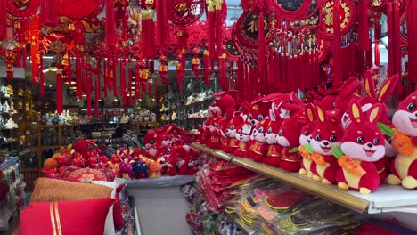 Chinesische-Neujahrsdekorationen,-Die-In-Geschäften-In-Chinatown,-Singapur,-Verkauft-Werden