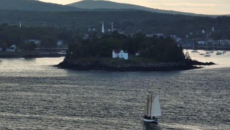 Klassisches-Hölzernes-Segelboot,-Das-In-Richtung-Curtis-Island-Leuchtturmantenne-Segelt
