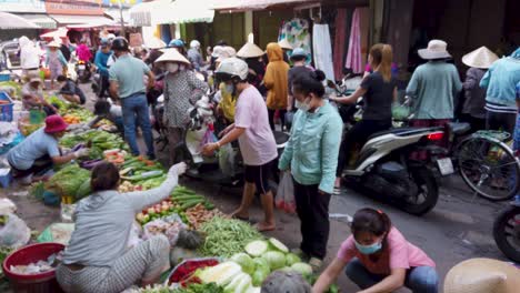 Busy-fruit-and-vegetable-market-on-the-ground-in-narrow-laneway