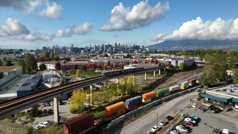 Skytrain-Moviéndose-En-Ferrocarril-Pasando-Por-Marshalling-Yard-En-False-Creek-Flats,-Vancouver,-Canadá