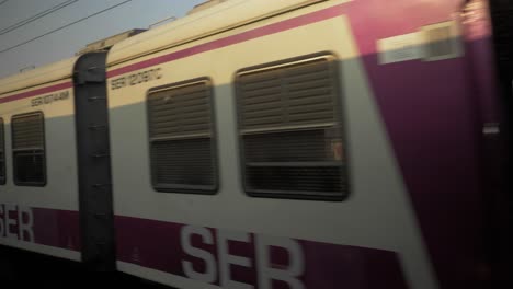 Tren-Local-Circulando-Con-Entrenador-Vacío-Y-Menos-Multitud,-Kolkata,-Bengala-Occidental